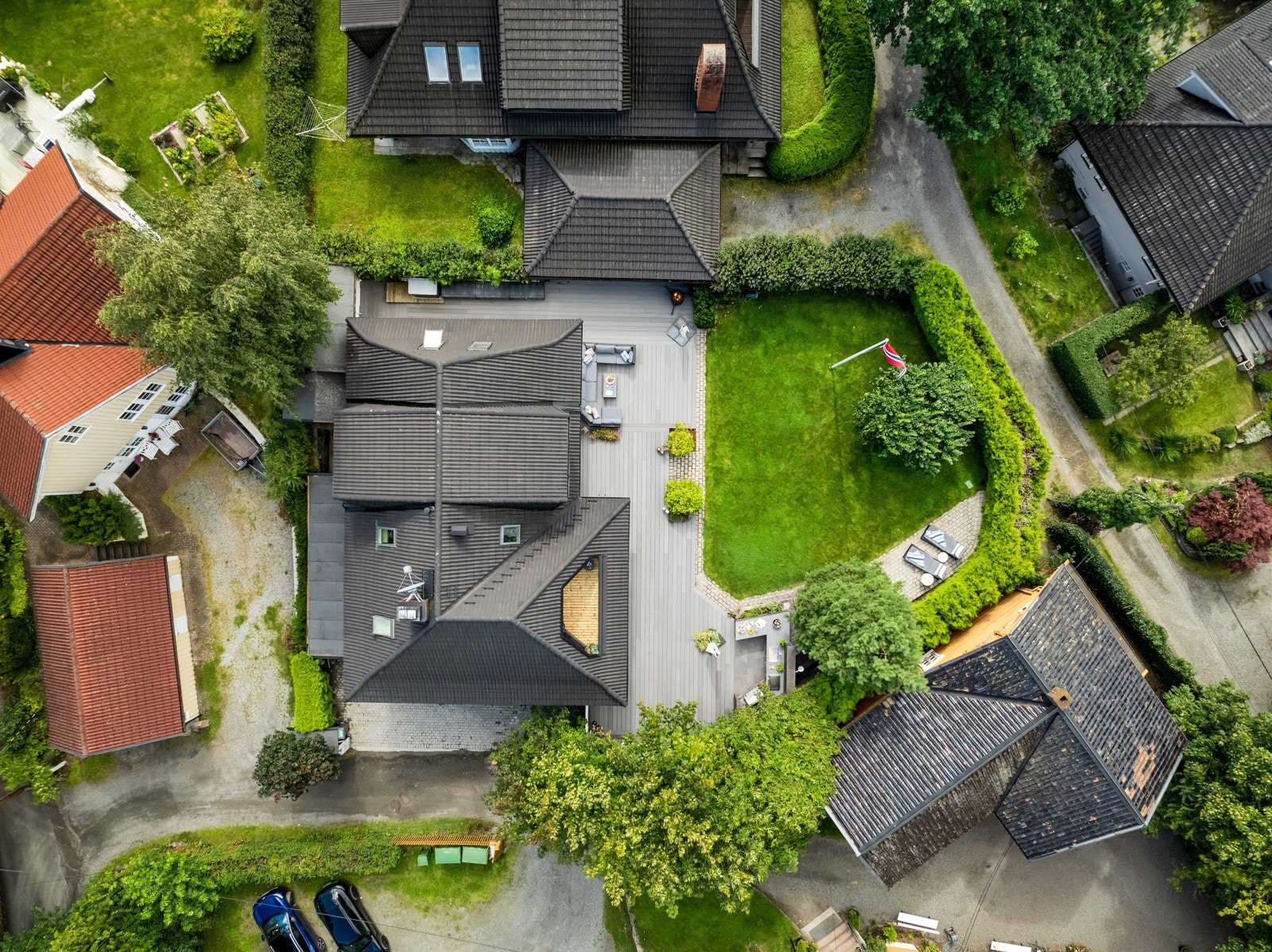 Tomten er godt utnyttet og opparbeidet med en skjermet hage mot vest, omkranset av hekk og frodige beplantning. Galleribilde