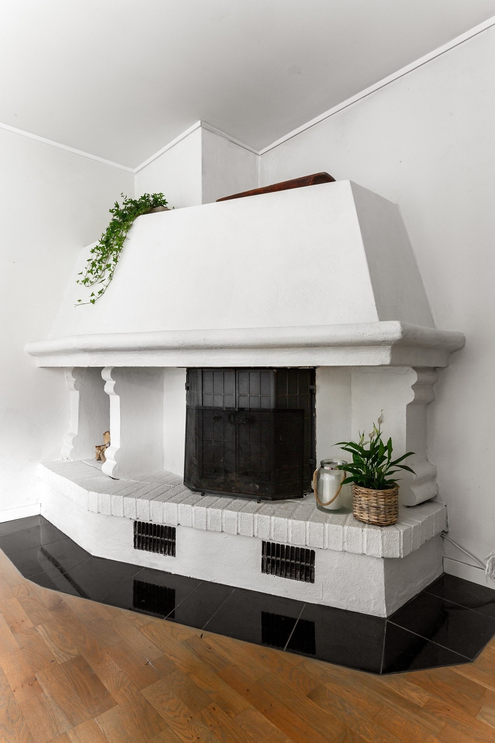 Ved TV-sonen er det murt opp en stor peis med innsats av støpjern og innebygd vedhylle. Galleribilde