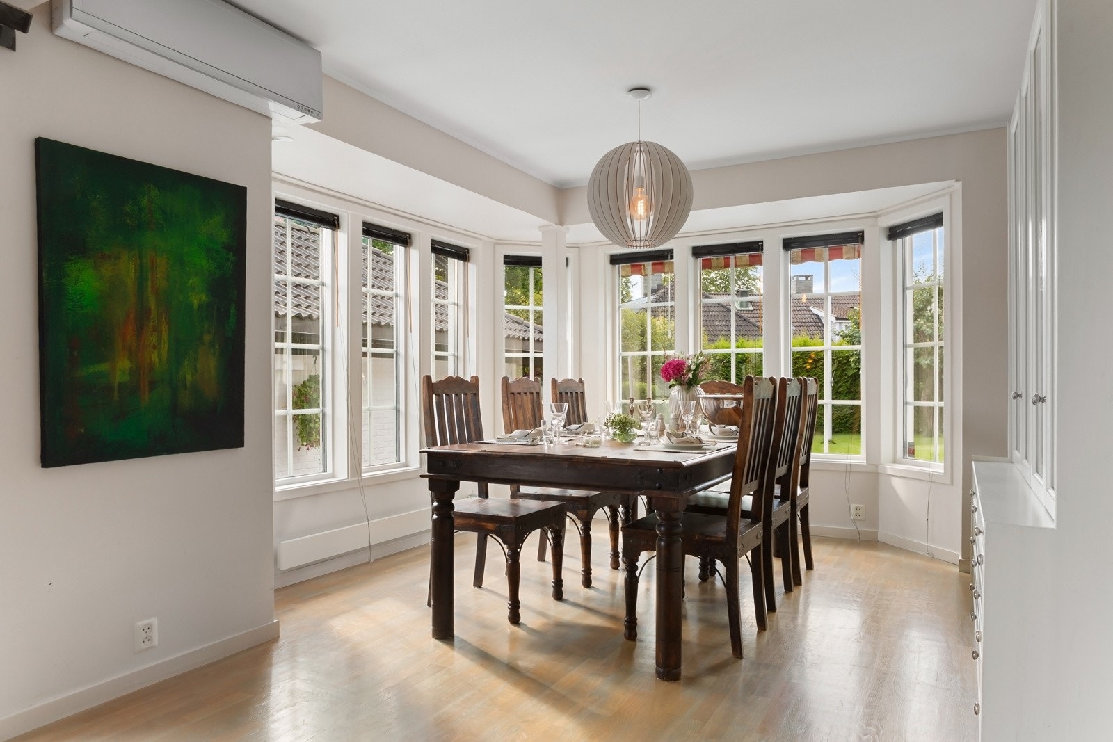 Innerst i rommet ligger spisestuen med plass for langbord. Galleribilde