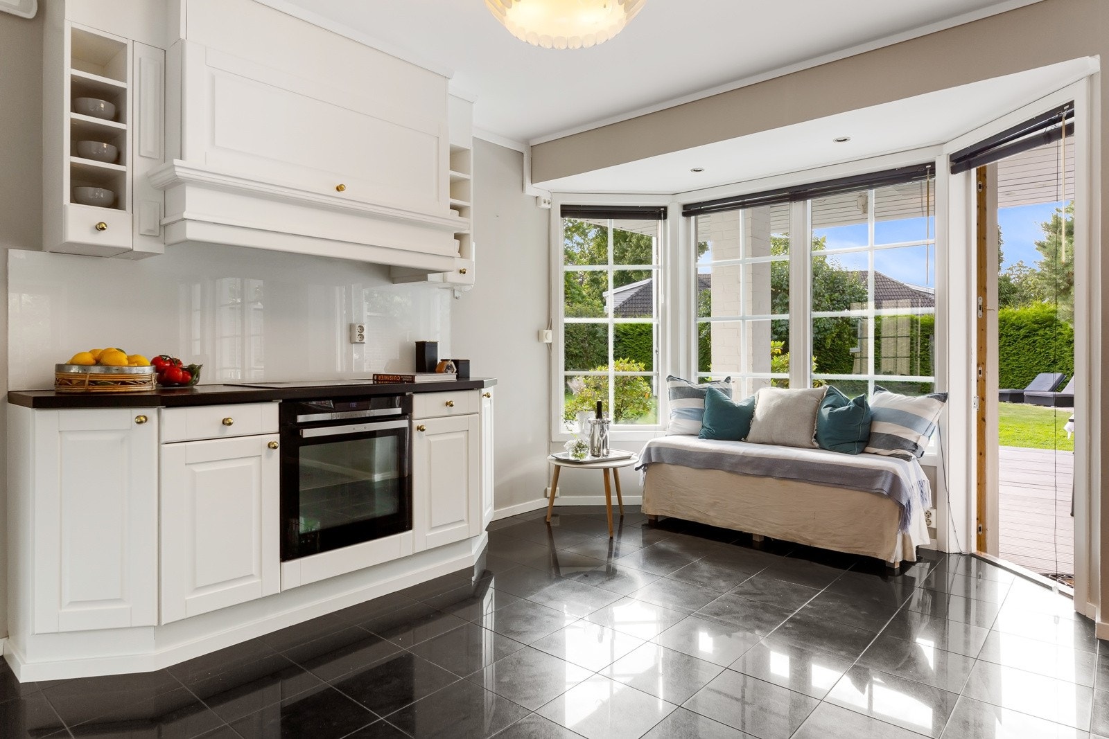 Vinduer på to sider gir rikelig med dagslys, deriblant et karnapp med direkte utgang terrassen. Galleribilde