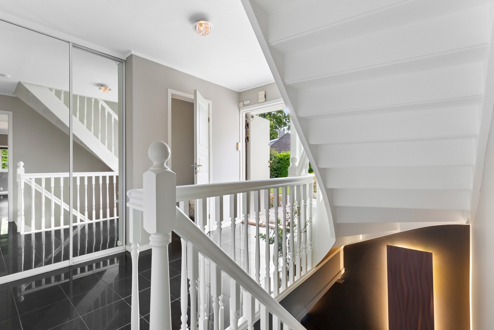 Fra entreen går trappeløpet videre til de øvrige etasjene. Galleribilde