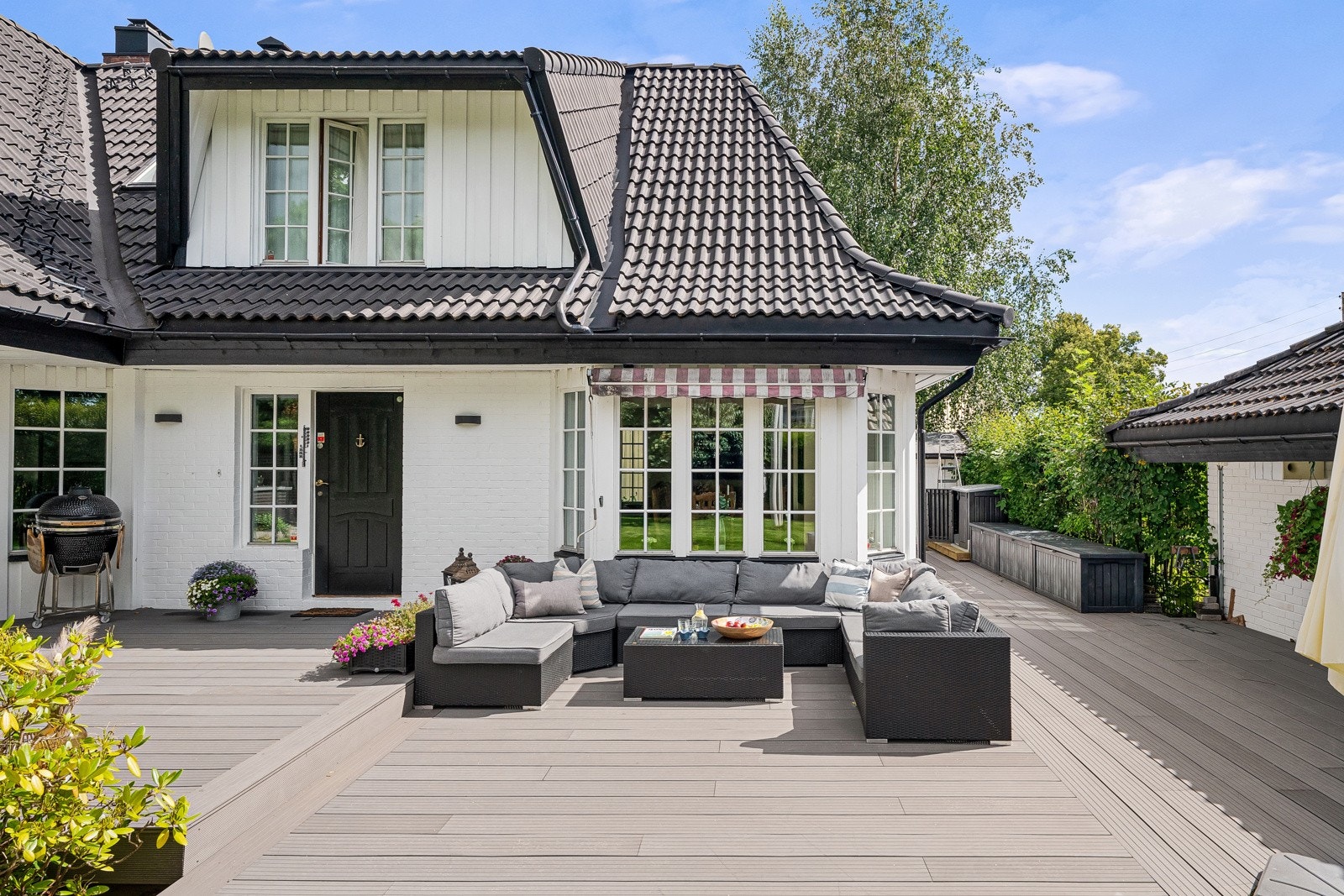 Uteplassen har dekke av vedlikeholdsfrie terrassebord i to nivåer Galleribilde