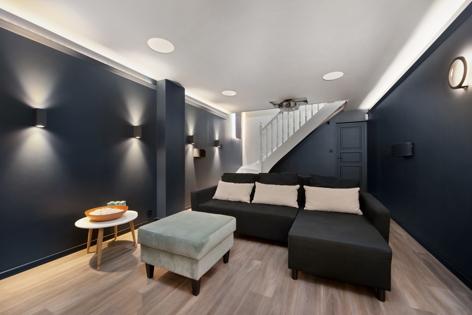 I gulvet er det varmekabler i dag, men det er også tilrettelagt sløyfer for vannbåren gulvvarme. Galleribilde