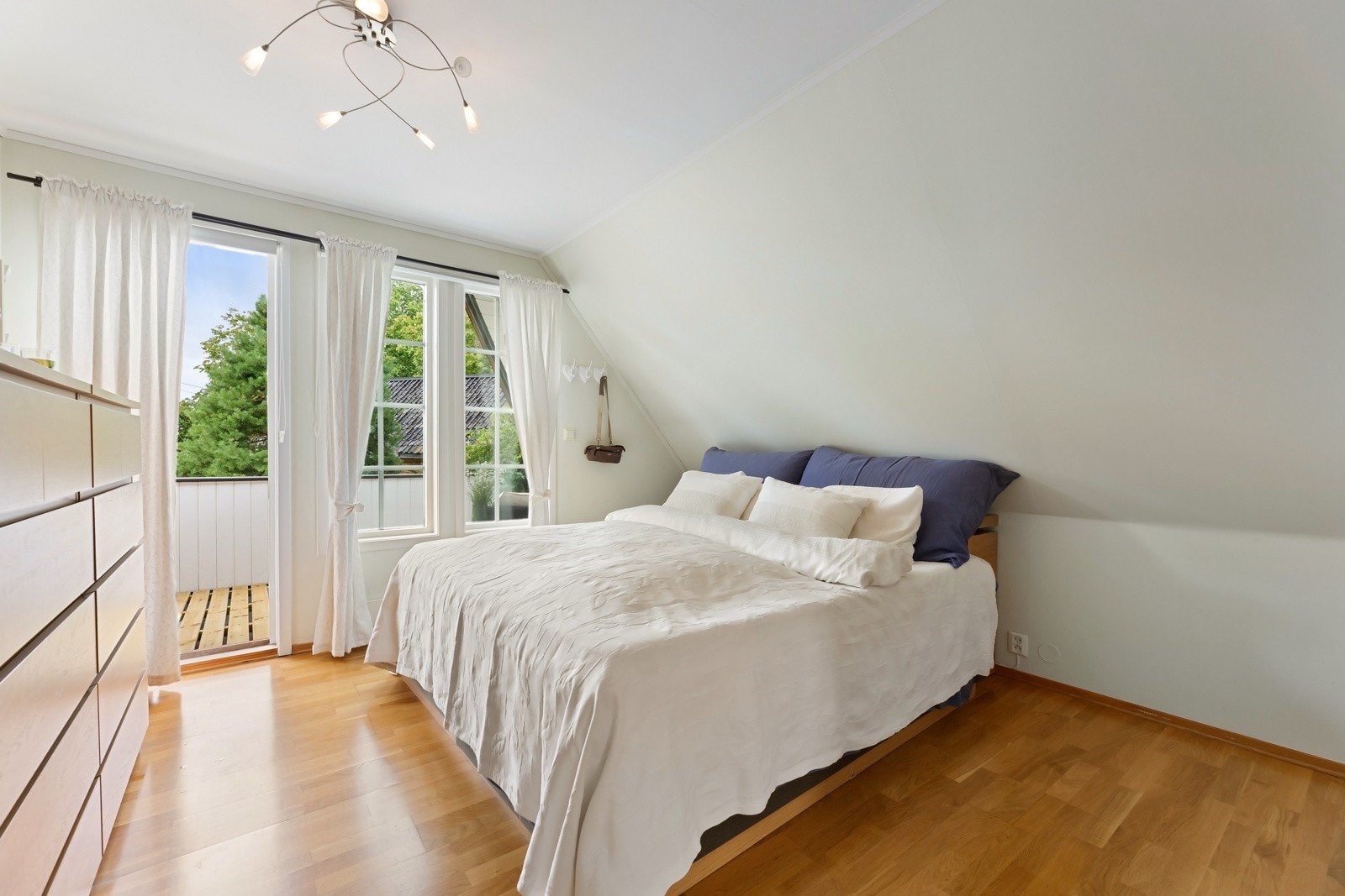 Hovedsoverommet har utgang til en vestvendt balkong. Galleribilde