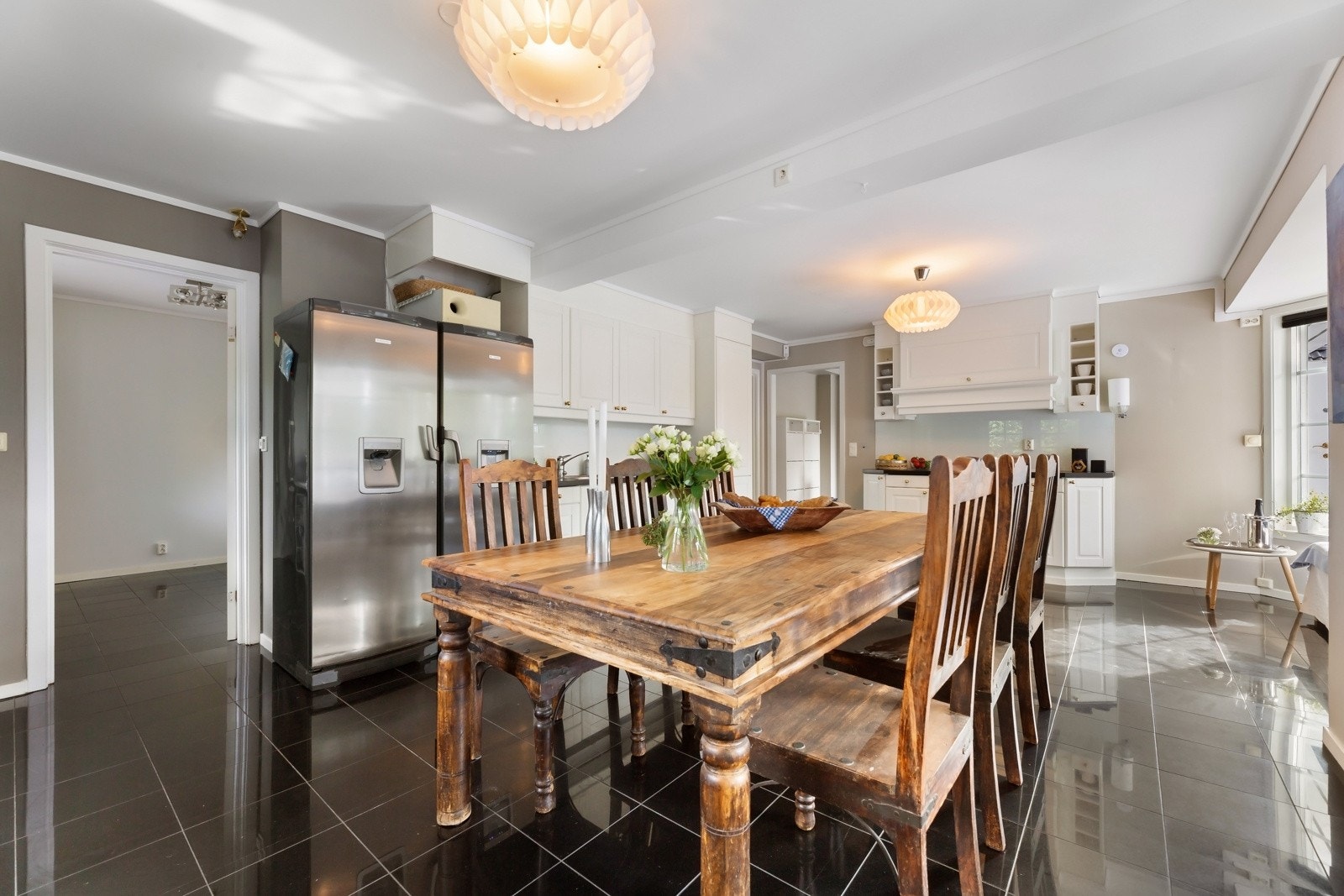 Induksjonstopp, stekeovn og oppvaskmaskin er integrert, og i enden av benken er det side-by-side kjøl- og fryseskap. Galleribilde