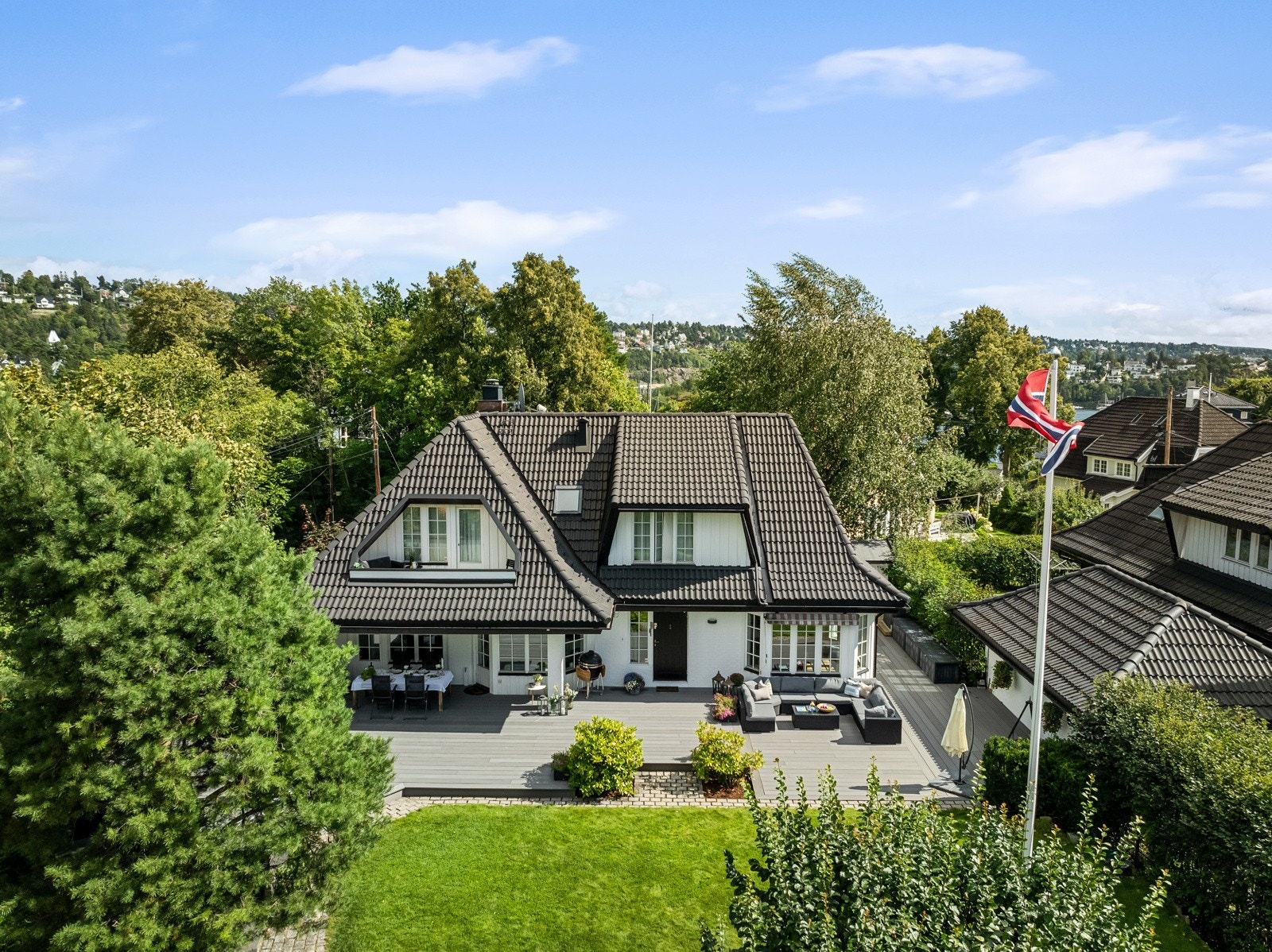 Heimlibakken 22 er en flott enebolig over tre plan, med utsøkt beliggenhet ca. 150 meter fra sjøen og friske morgenbad. Galleribilde