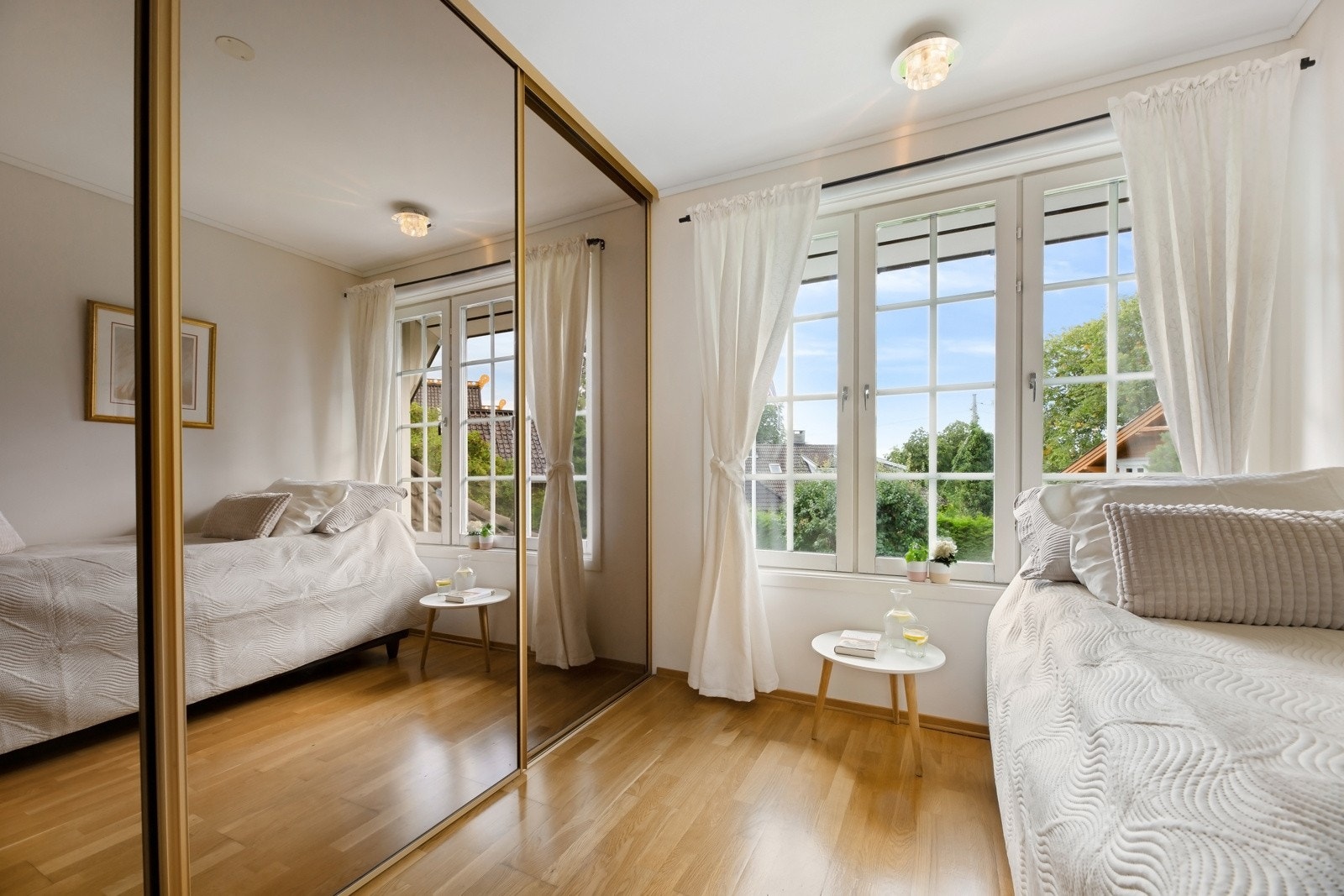 Soverom 3 - Her er det stor skyvedørgarderobe med speilfronter. Galleribilde