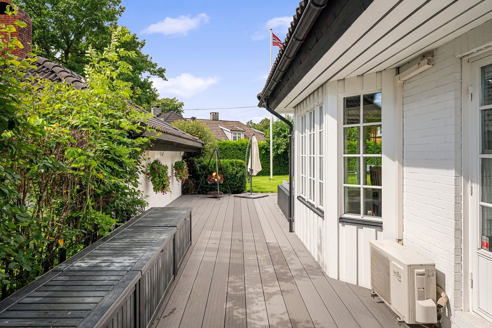Terrassen strekker seg rundt flere sider av boligen. Galleribilde