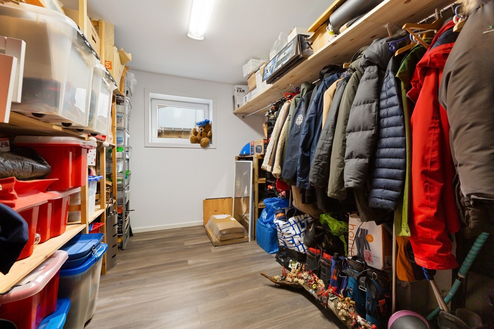 Fra kinorommet er det adkomst til en større bod for lagring. Galleribilde