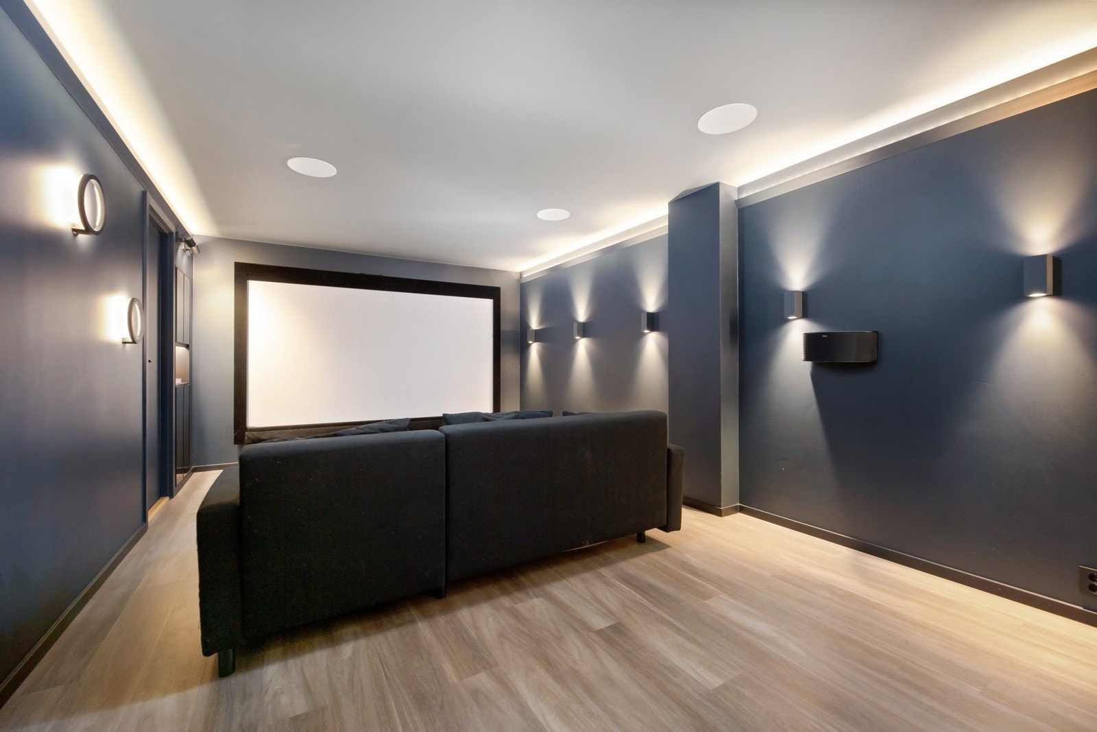 I 2021 sto kinorommet i underetasjen ferdig - et stilig og funksjonelt familierom, godt tilpasset projektor og lerret. Galleribilde