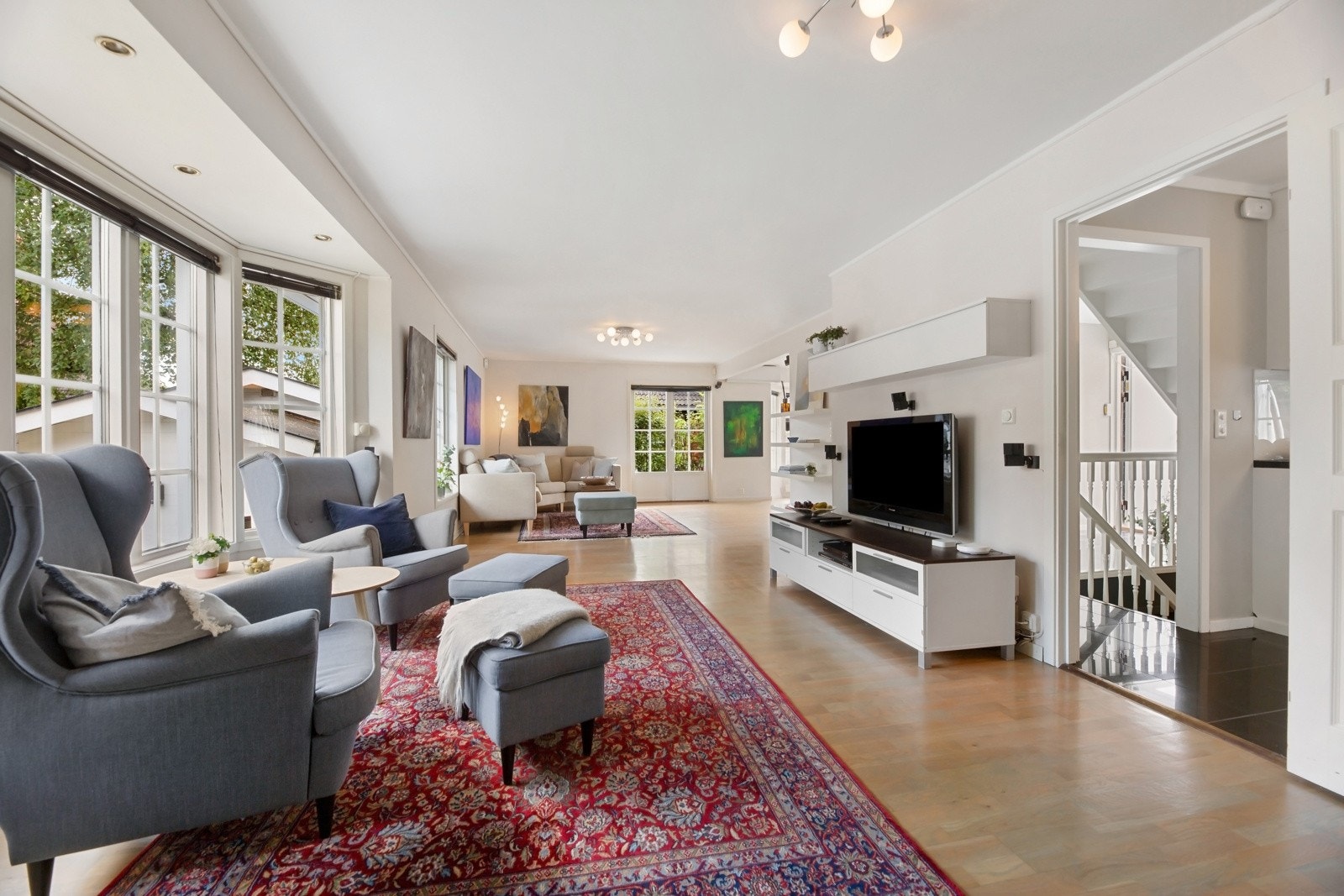 Stuen har et flott areal som gir tre naturlige møbleringssoner. Galleribilde