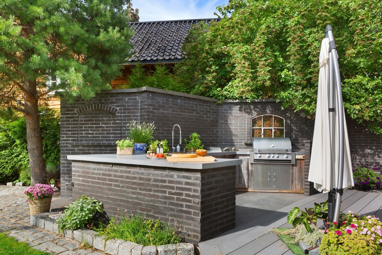 Innredningen har bl.a. vaskekum og stor arbeidssone for å tilberede maten. Galleribilde