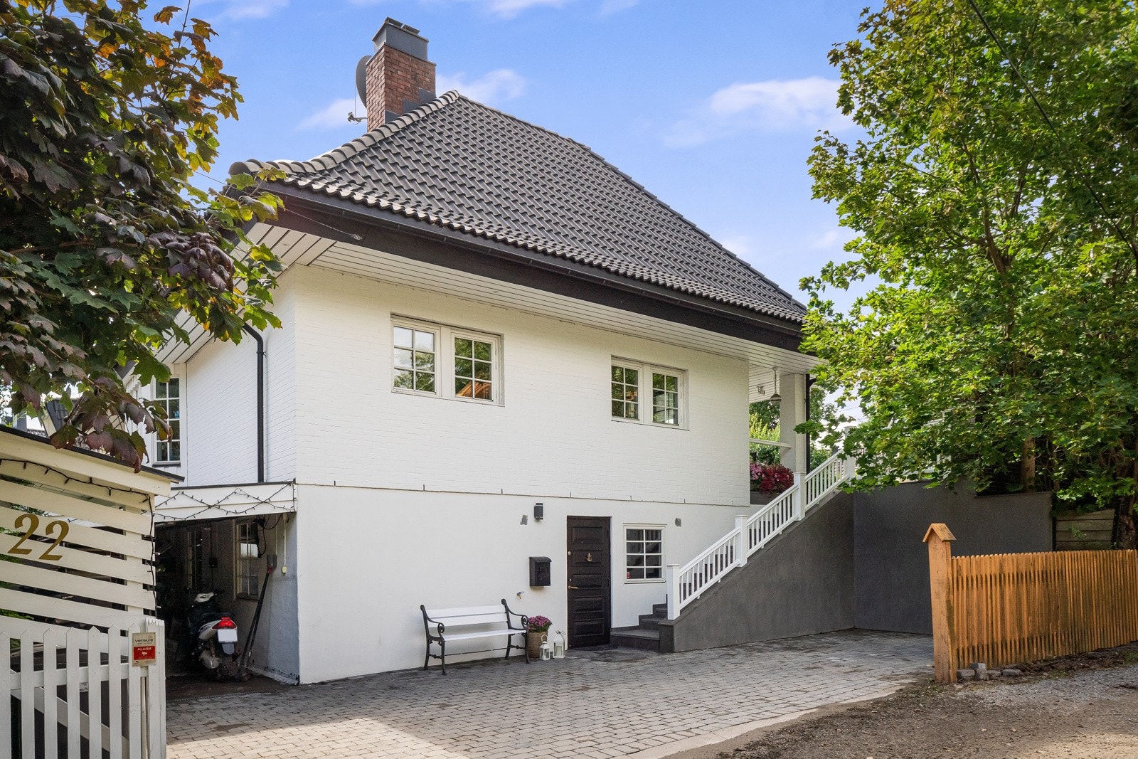 Parkering/fasade. Her er også inngangen til hybelen. Galleribilde