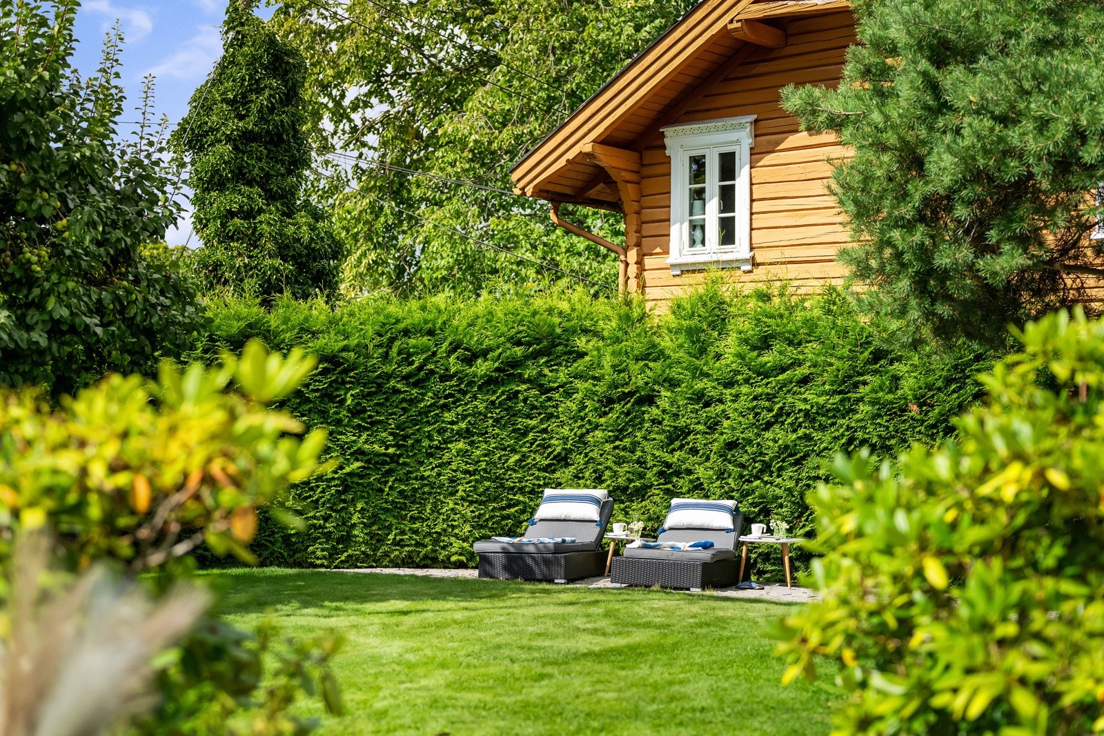 Hagen holdes enkelt ved like av robotklipper og et smart vanningsanlegg, vedlikeholdt av Vanning AS, med dryppvanning i bed. Galleribilde