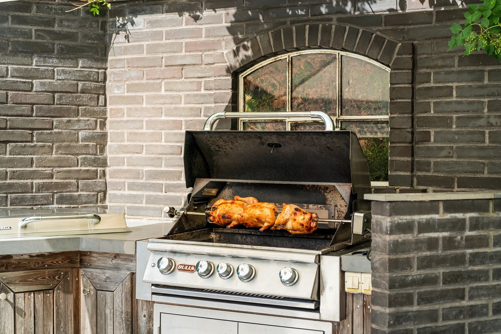 Gassgrill, sideburner og stålskuffer fra Bull er integrert og gjør det enkelt å trylle frem sommerens måltider. Galleribilde