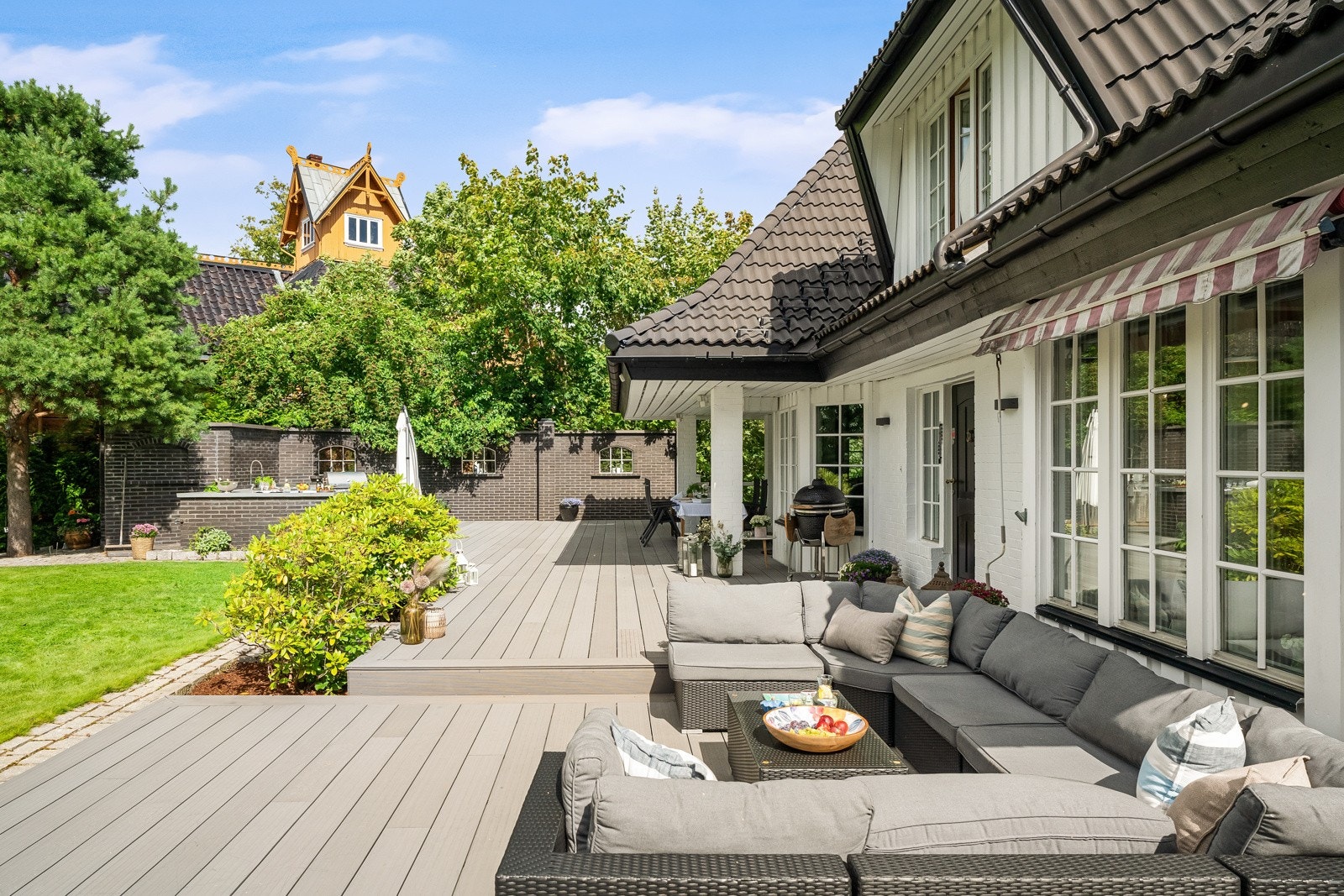 Det er montert markiser og et lydanlegg fra Bose som setter stemningen. Galleribilde