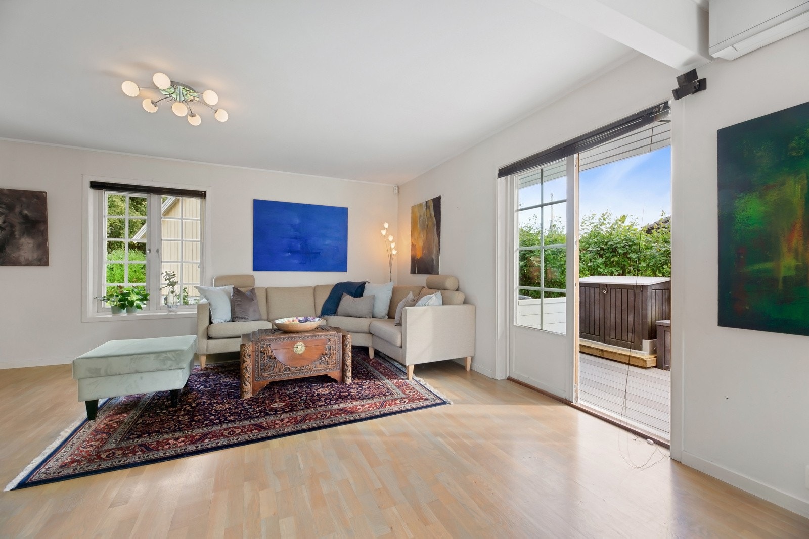 Tofløyede terrassedører mot syd gir enkel tilgang på terrassen og hageoasen i sommerhalvåret. Galleribilde