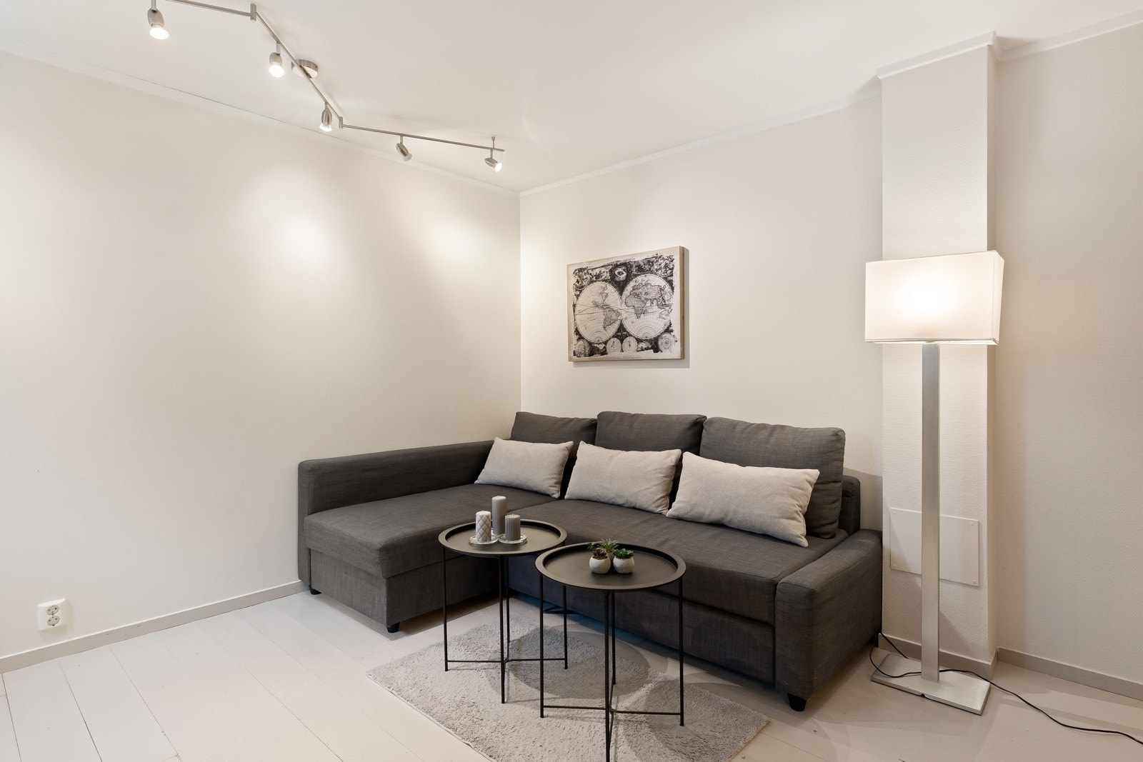 Hybel - Det er parkettgulv, glatte, malte veggflater og hvitmalt himling. Galleribilde