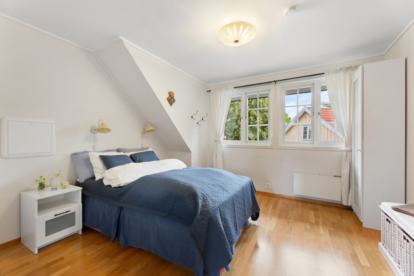 Soverom 2 har også plass for dobbeltseng med nattbord. Galleribilde