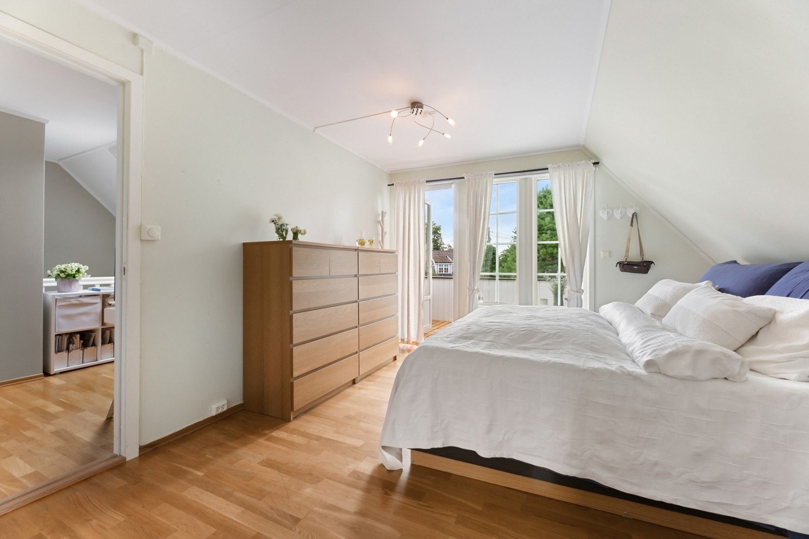 Soverom 1 - Boligens hoveddel har hele fire soverom i andre etasje. Galleribilde