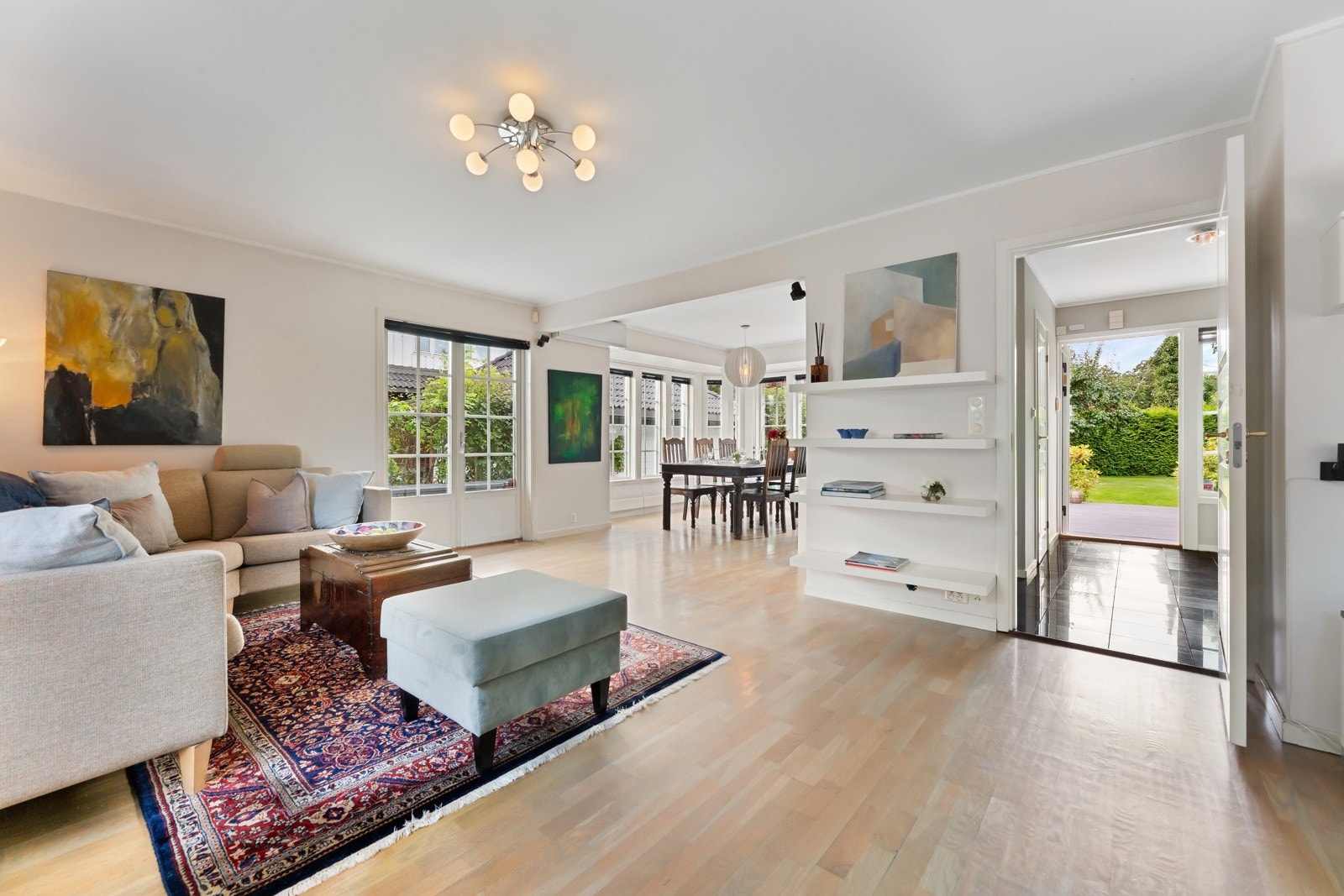 Dagslyset flommer inn fra tre sider, der det er store karnapp både mot syv, vest og øst. Galleribilde