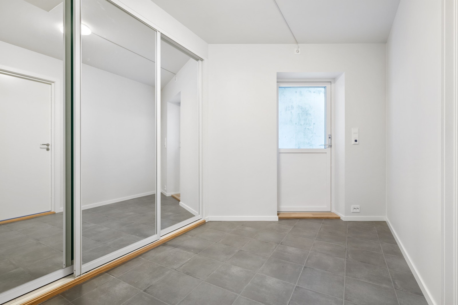 Under etasjen har egen entré med god plass til å henge av seg yttertøy Galleribilde