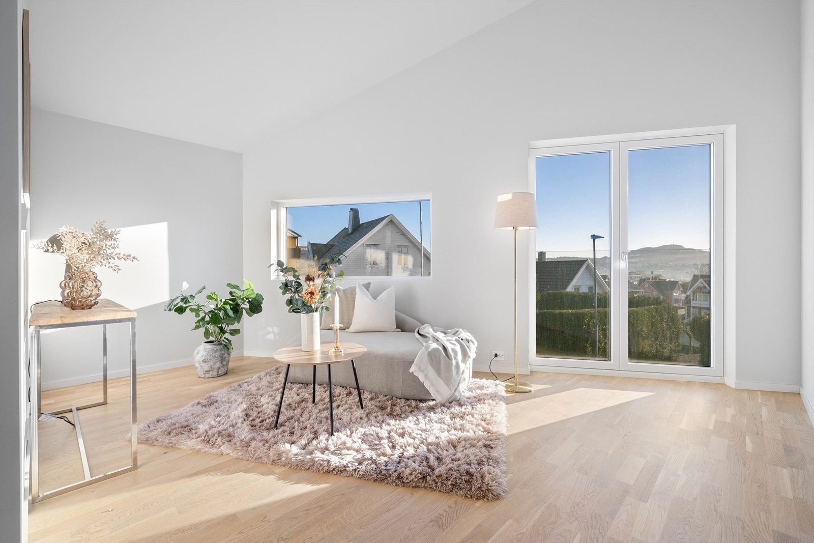 Store vindusflater som slipper inn rikelig med lys Galleribilde