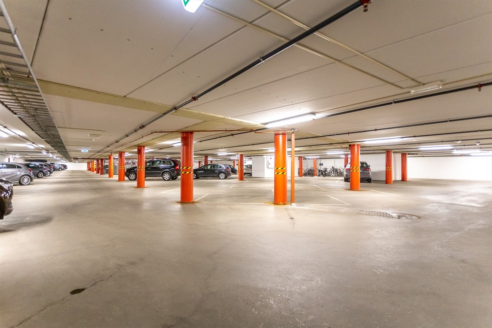 Garasjeplass | Det er mulighet for å kjøpe garasjeplass med el-lader i lukket garasjeanlegg som befinner seg i kjeller. Pris kr. 550 000. Galleribilde