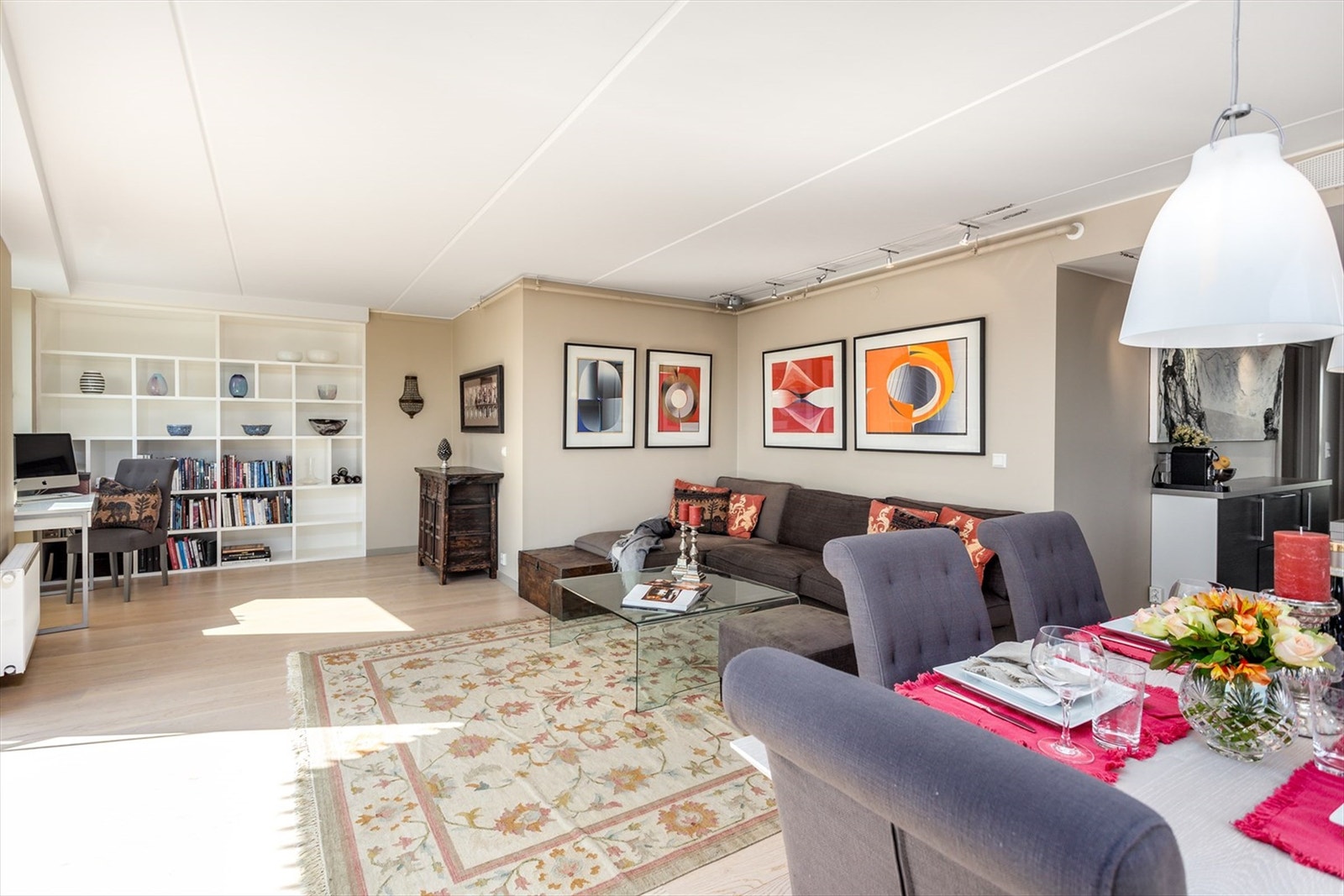 Stor stue med mange muligheter for innredning. Galleribilde