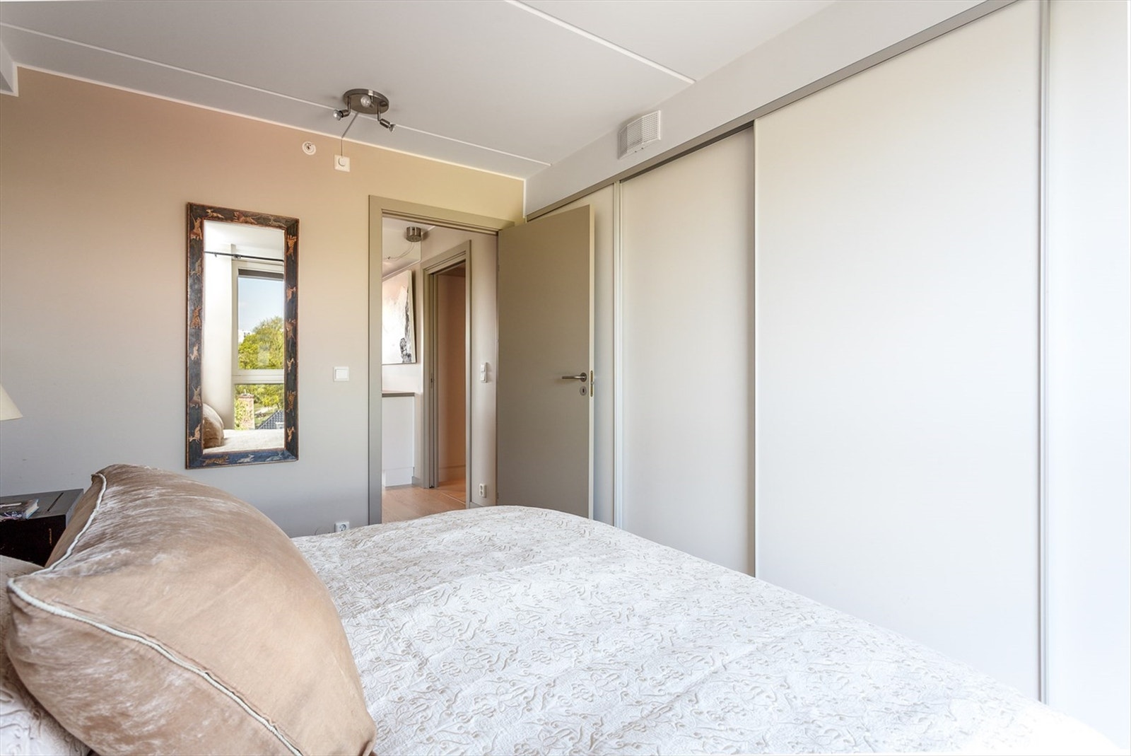 Langs rommets ene vegg er det et skyvedørsgarderobe som byr på særdeles godt med oppbevaringsplass. Galleribilde