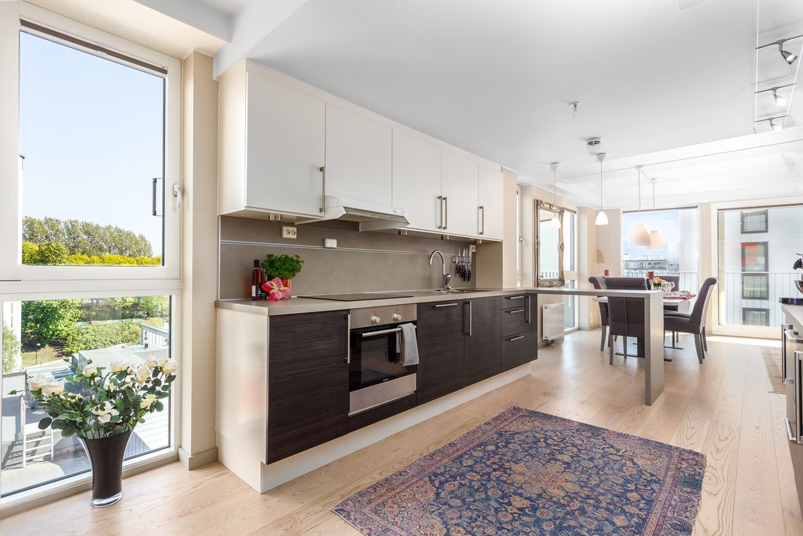 Leiligheten har et tidløst og moderne kjøkken fra HTH som har glatte fronter, laminat benkeplate, underlimt kum og plater (kitchenboards) på vegg over benk. Galleribilde