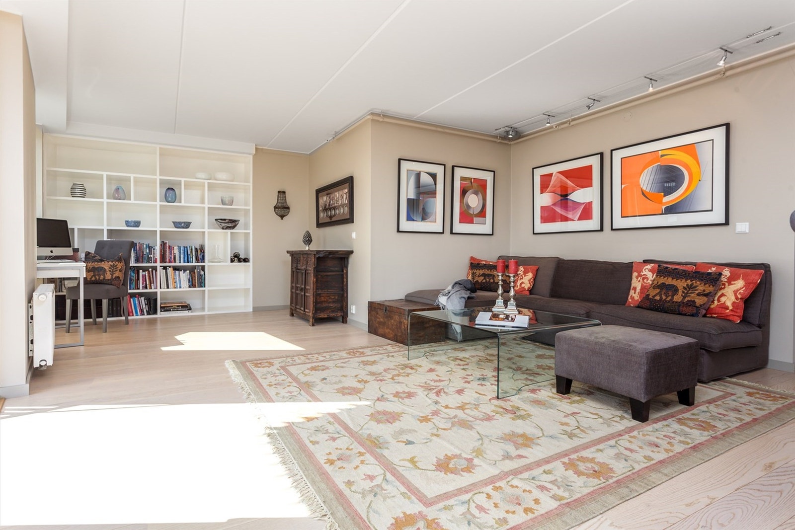 Det er verdt å fremheve at man enkelt kan sette opp vegg i stuen, så man får et soverom nr. 3. Bokhylle er bygd i nisjen hvor man kan ha skyvedørsgarderobe til et alt. soverom. Galleribilde