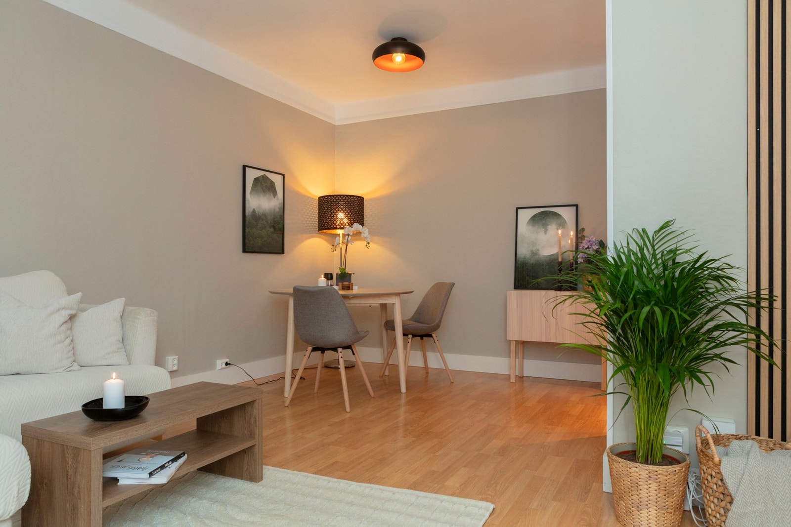 Et lyst og luftig rom, med store vindusflater som slipper inn rikelig med dagslys. Galleribilde