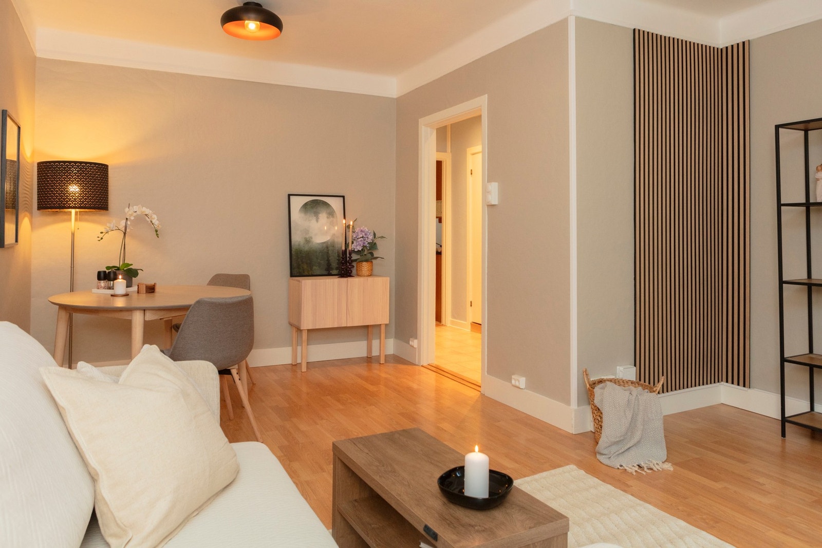 Fargevalget med en lys beigetone i kombinasjon med en dekorativ spilevegg, skaper en lun og moderne atmosfære. Galleribilde