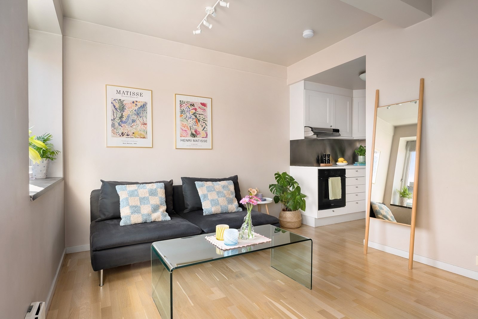 Ved ønske er det plass til en langt større sofa i stuen. Enkelte har også innredet med spisebord der speilet i dag står Galleribilde