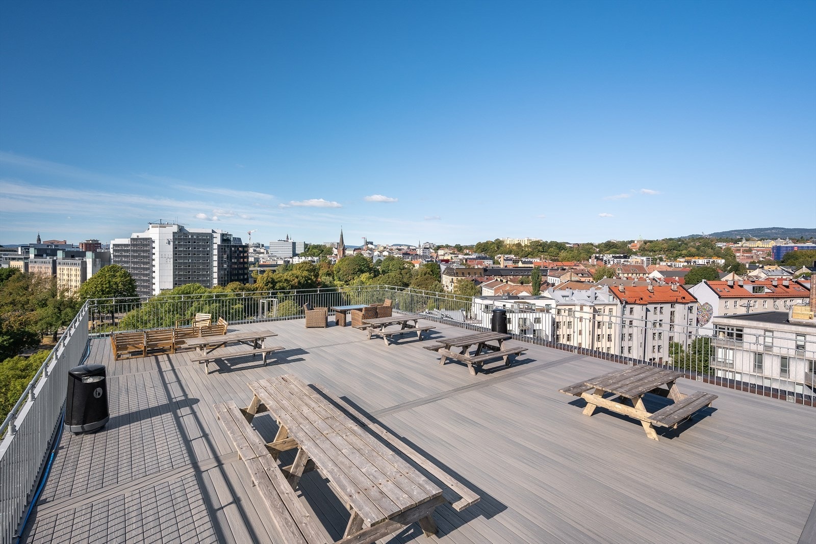En meget stor og solrik, felles takterrasse Galleribilde