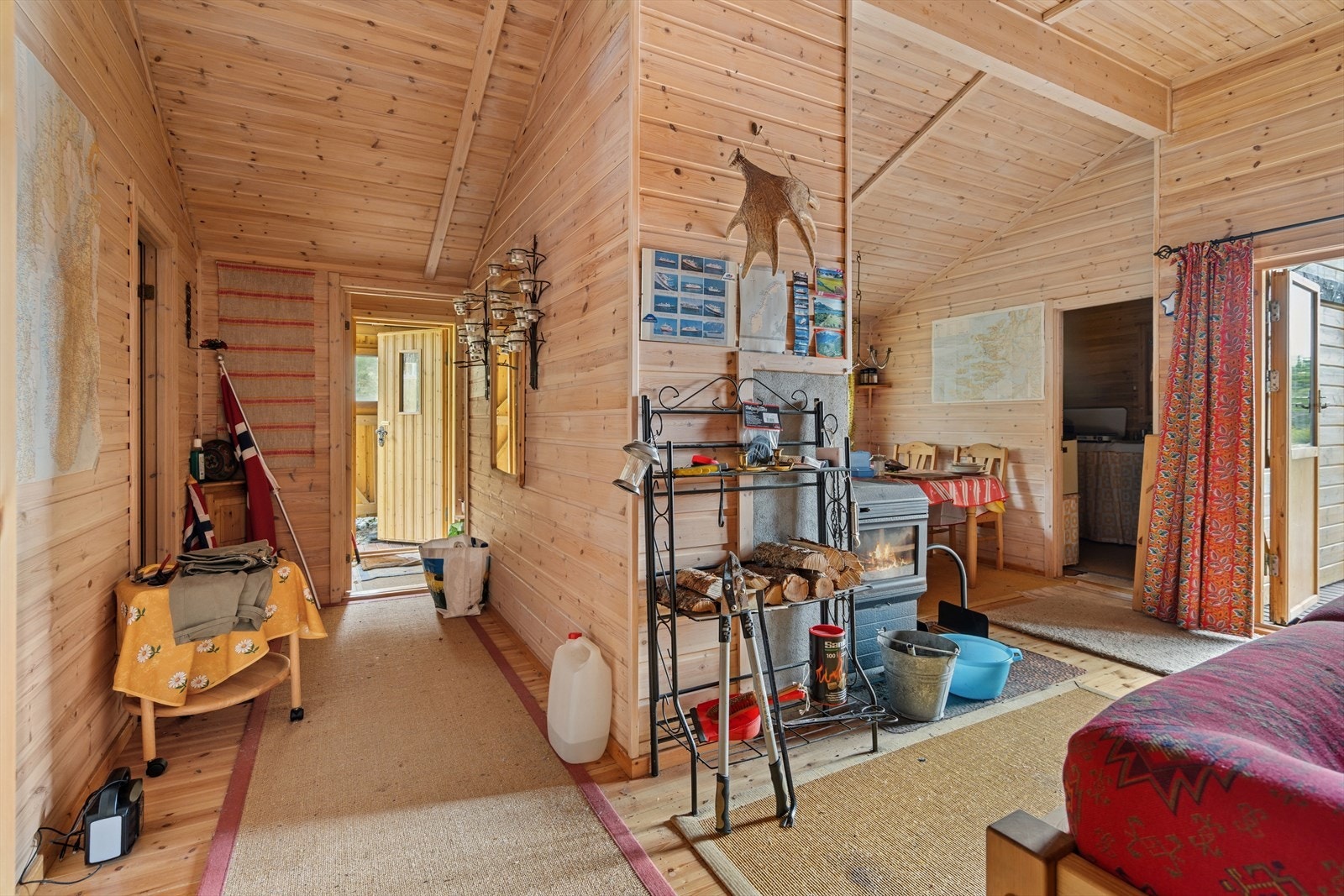 Hyttens stue er romslig med god plass til flere soner. Galleribilde