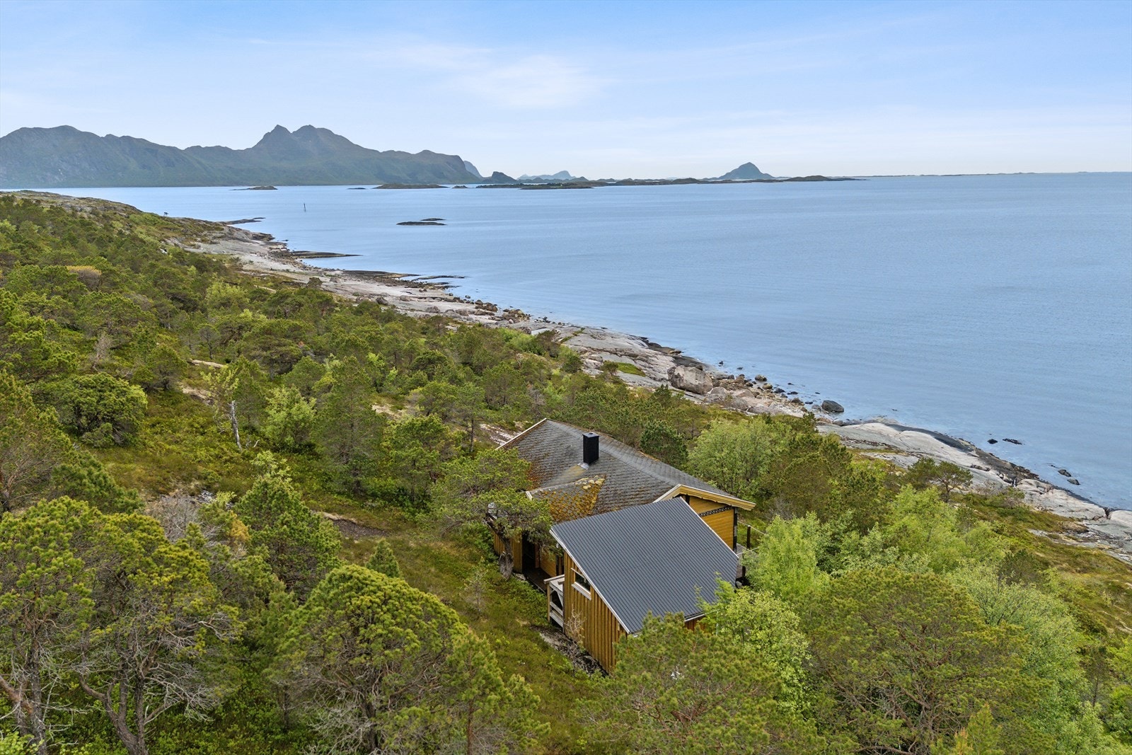 Hytta ligger ca. 100 meter fra sjøen. Galleribilde