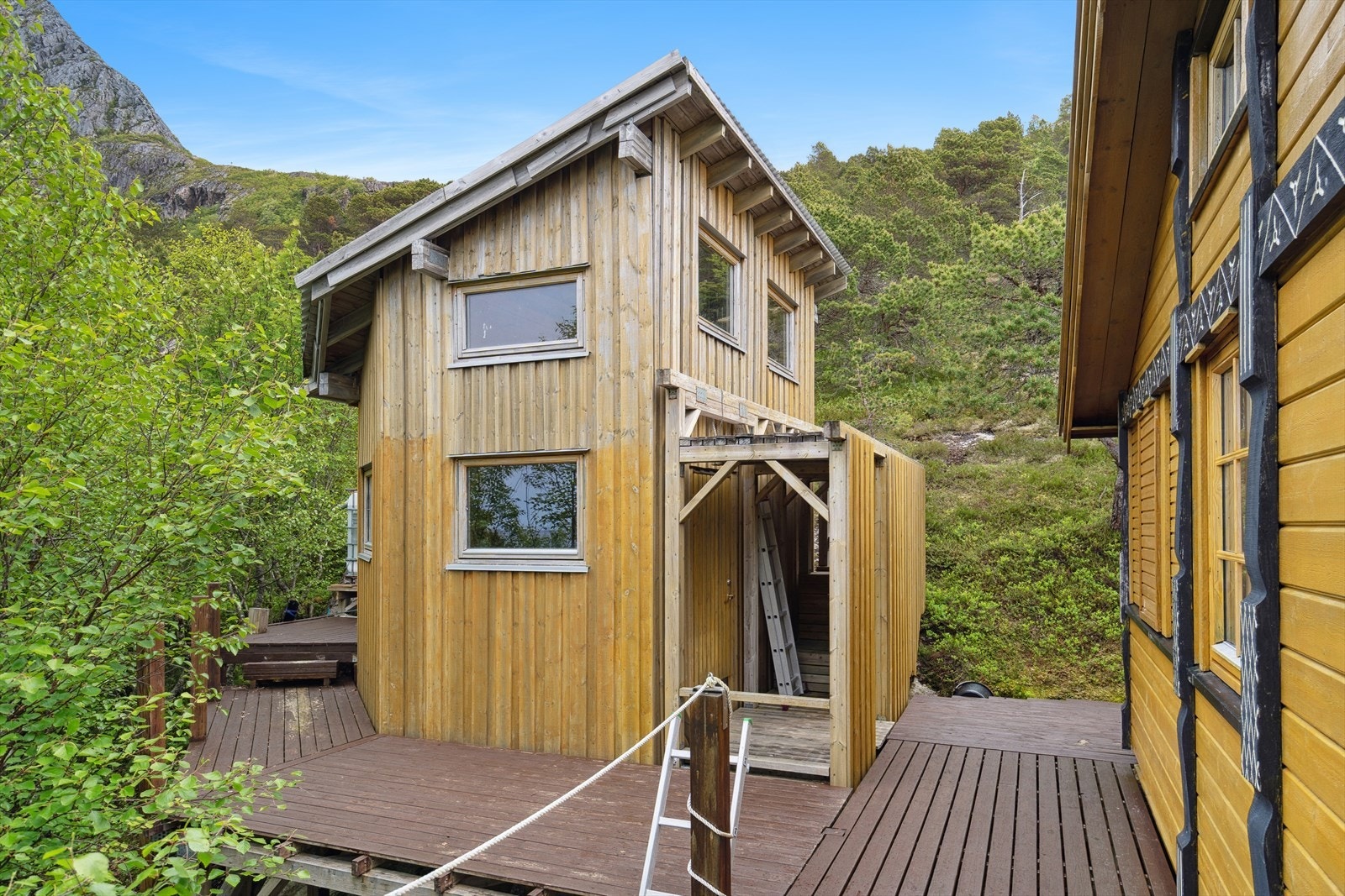 På baksiden av hytta er det et stort uthus på ca. 13 kvm. Galleribilde