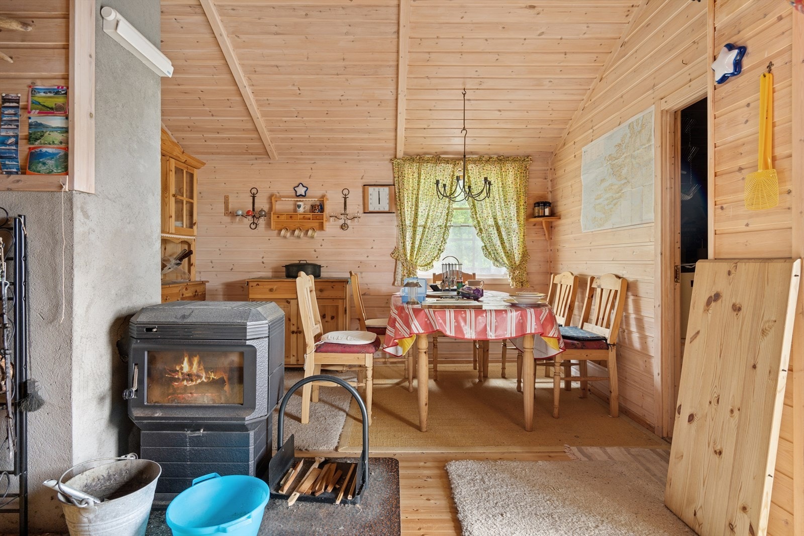 God plass til spisestue med plass til langbord for små og store sosiale anledninger! Galleribilde