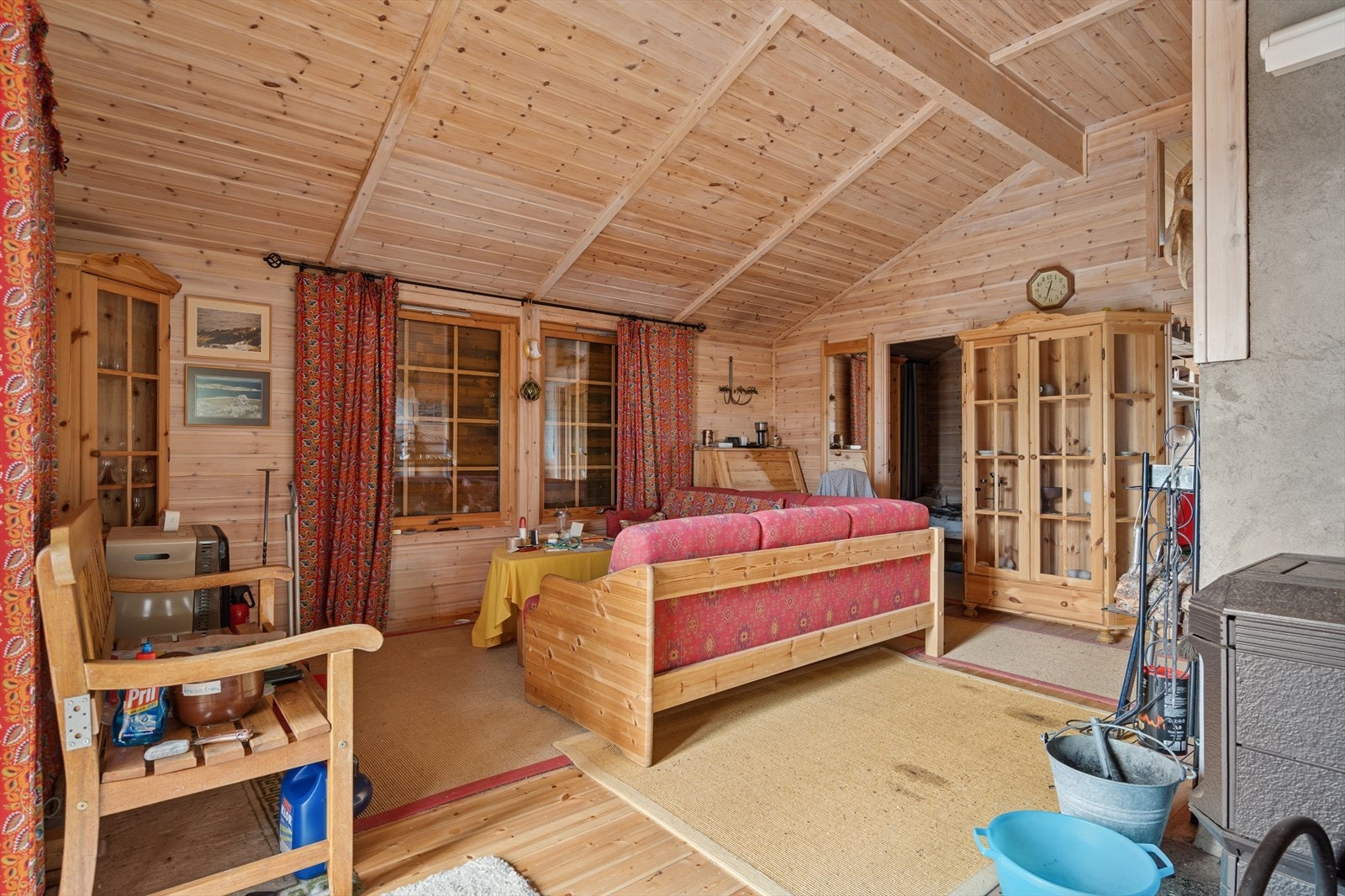 Flott panel i vegg og himling som gir hytta et sjarmerende og hyggelig preg. Galleribilde