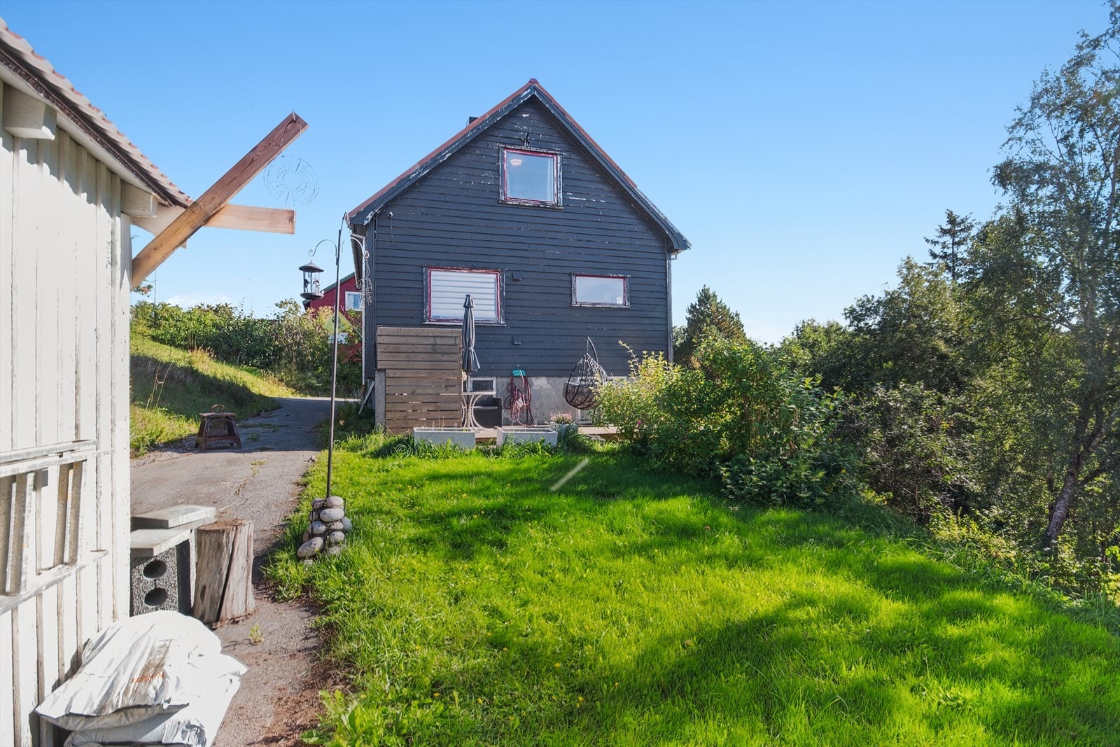 Tomt på 1019,80 m² som er opparbeidet med plen og diverse beplantning. Galleribilde