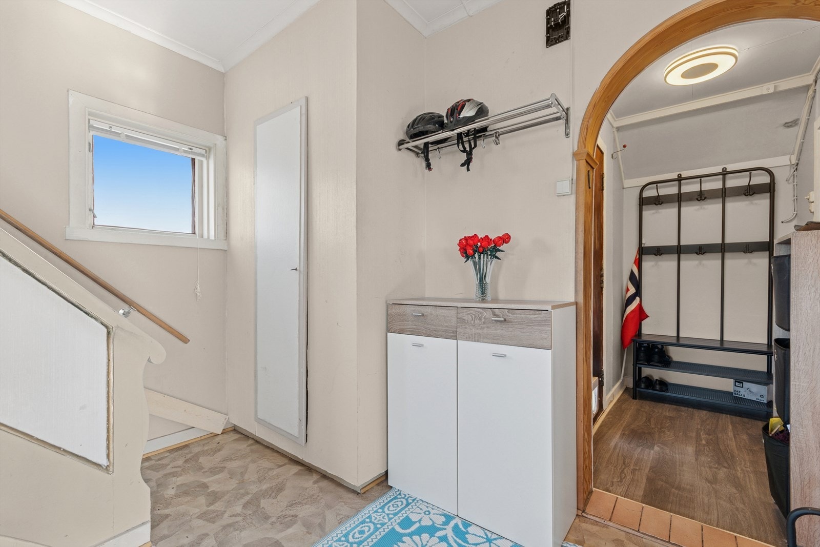 Her ønskes man velkommen inn i en romslig entré. Her er det rom for å henge fra seg yttertøy og sette fra seg sko. Galleribilde