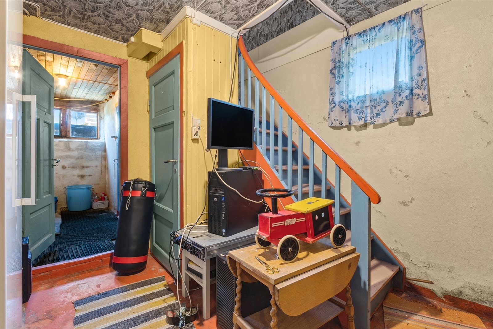 Kjellergang med trapp opp til 1. etasje. Galleribilde