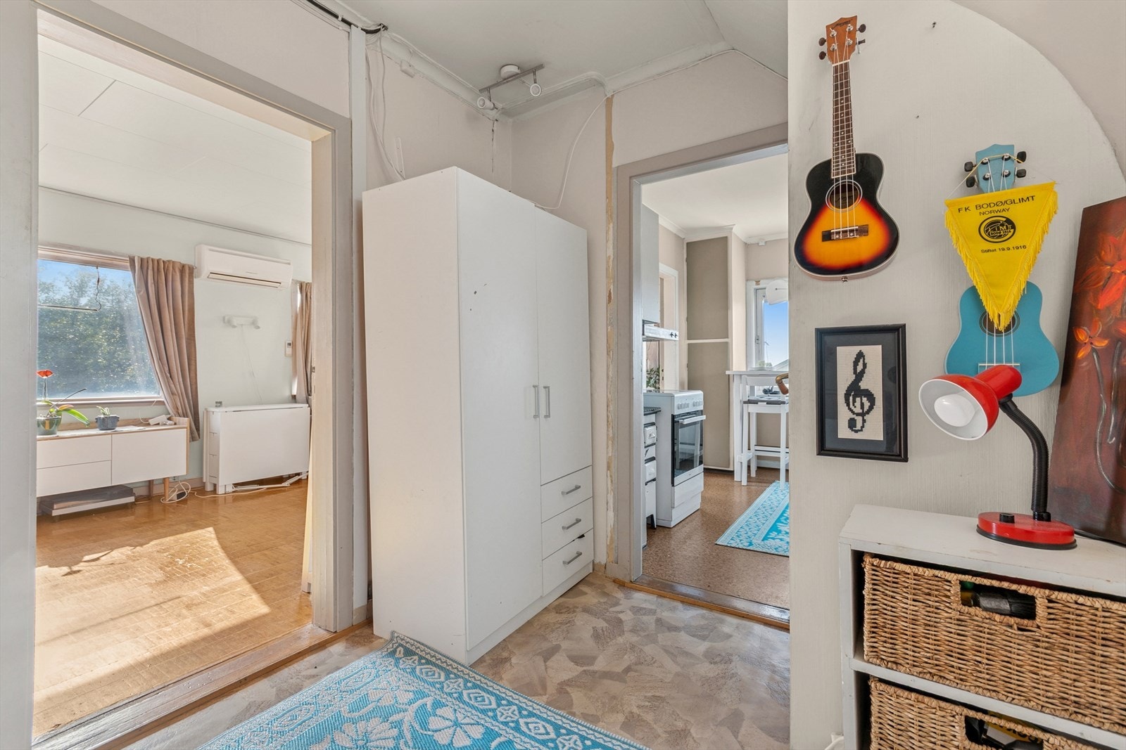 Fra entrè med inngang til stue og kjøkken. Galleribilde