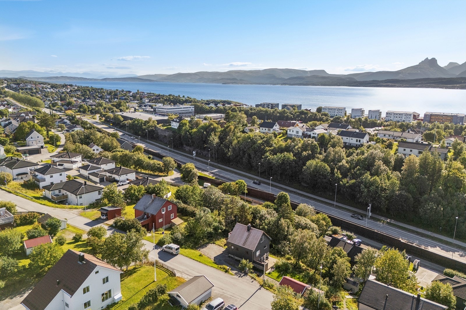 Eiendommen ligger i Øvre Bjørkåsen med bl.a. nærhet til Jensvoll handelsplass. Galleribilde