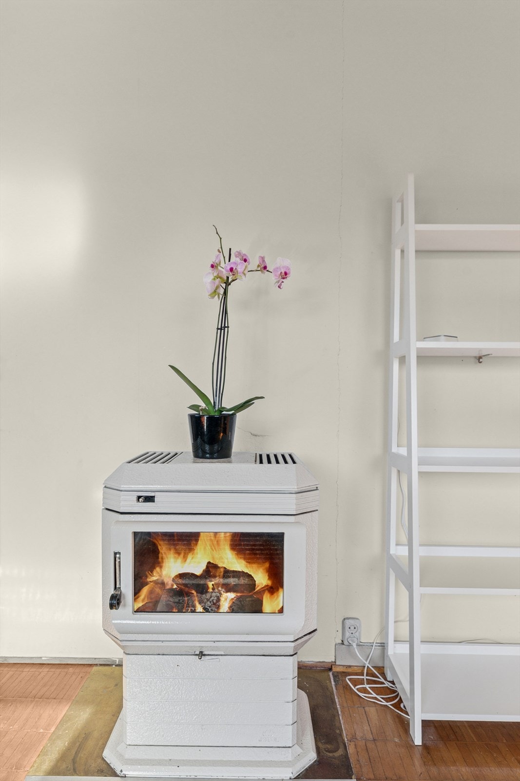 Vedovn på stue som gir lun og god varme på kalde vinterdager. Galleribilde