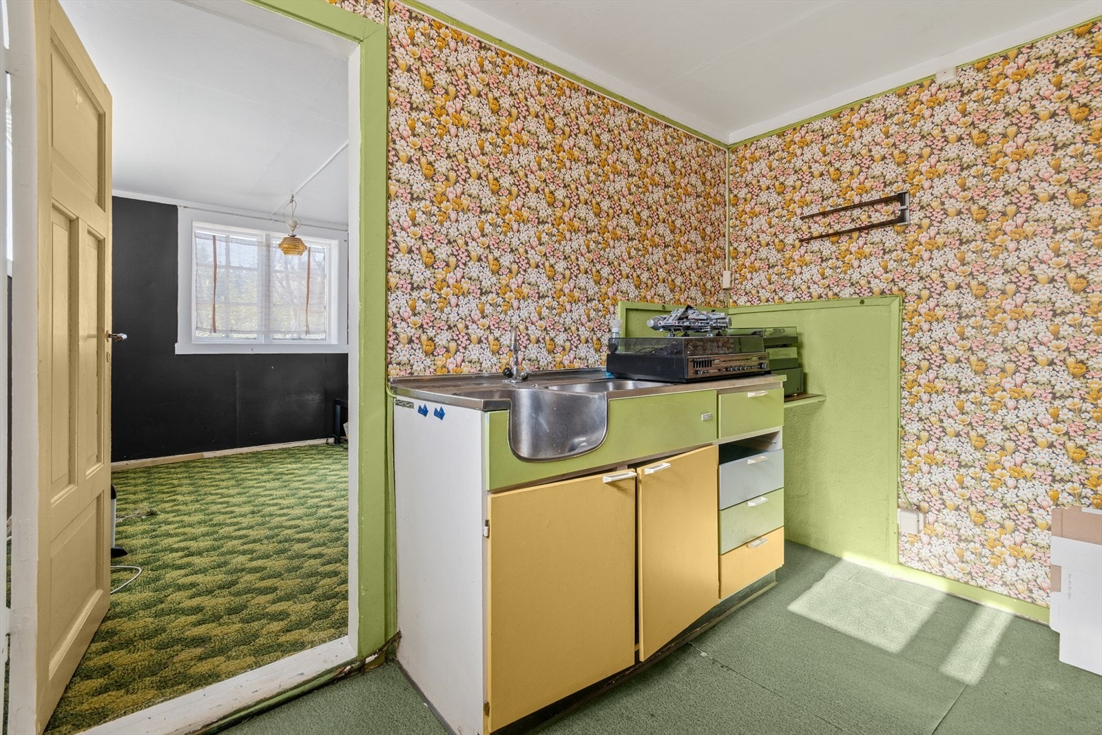 Kjøkken i kjeller med inngang til kjellerstue. Galleribilde