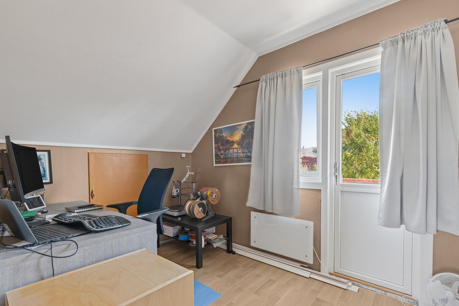 Soverom med utgang til balkong. Galleribilde