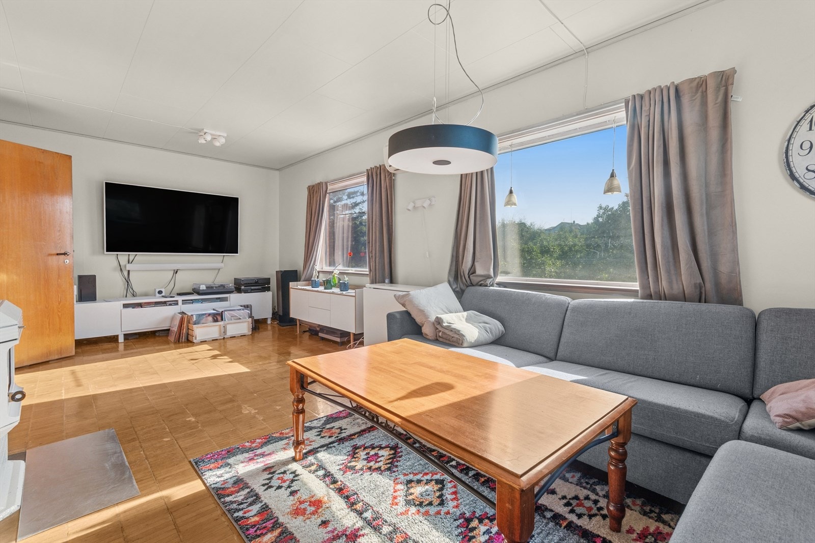 Romslig stue med store vindusflater som slipper inn mye naturlig lys. Galleribilde